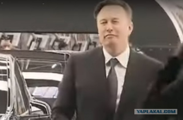 Илон Маск станцевал, открывая новый завод Tesla в Германии