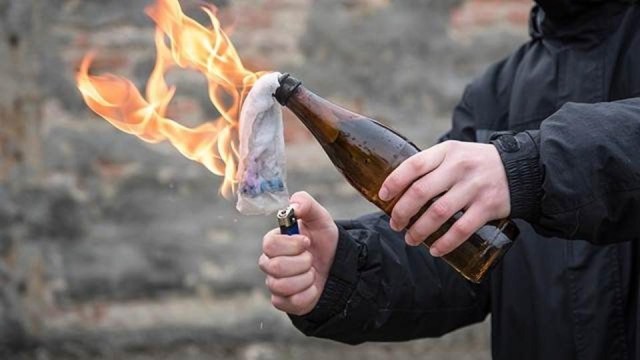 Девушке, бросившей в полицейских бутылку с горючей смесью, дали два года колонии