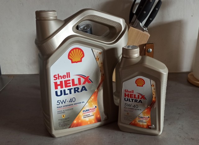 100 рублей в зимнем пуховике