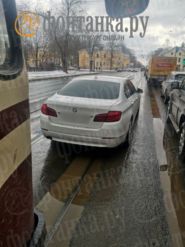 Трамваи час стояли на Энгельса из-за водителя, который ушел на свадьбу и припарковался на трамвайных путях