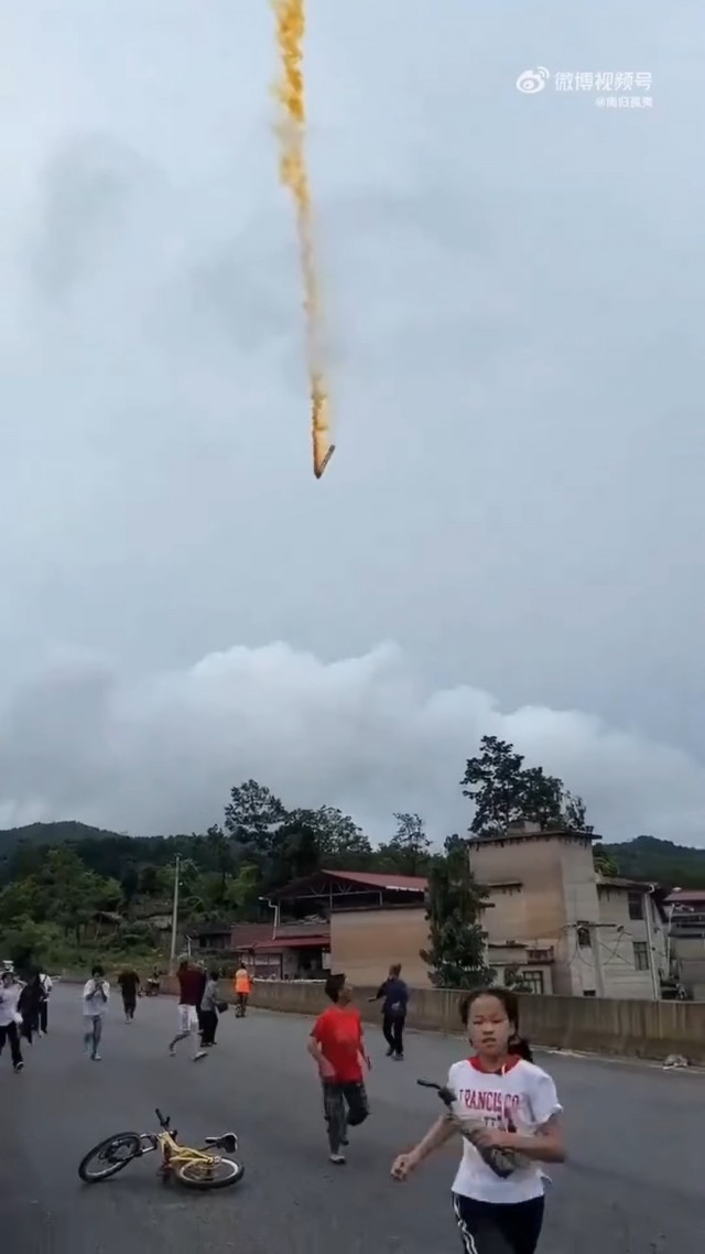 Сброс ступени ракеты-носителя в Китае