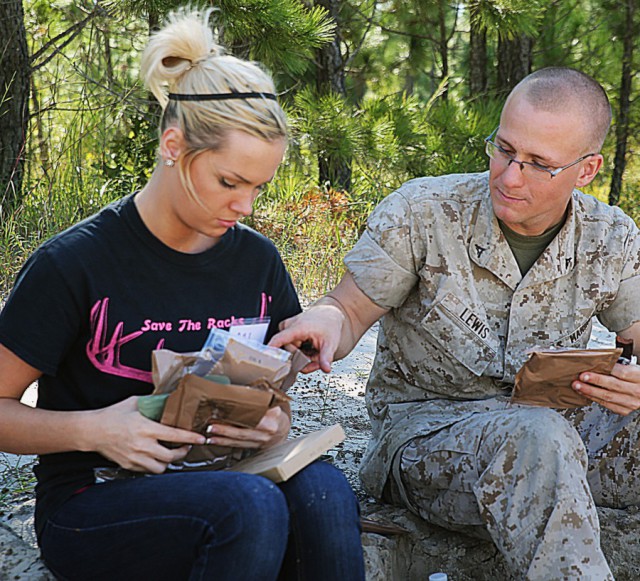 Жены морских пехотинцев на день заменили мужей