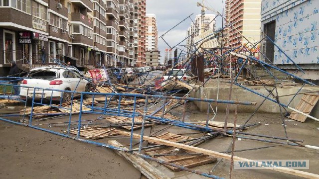 В Кирове кран упал на жилой дом