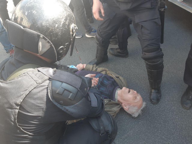 В Петербурге ОМОН начал буквально выдергивать людей из толпы "Объединённых демократов".