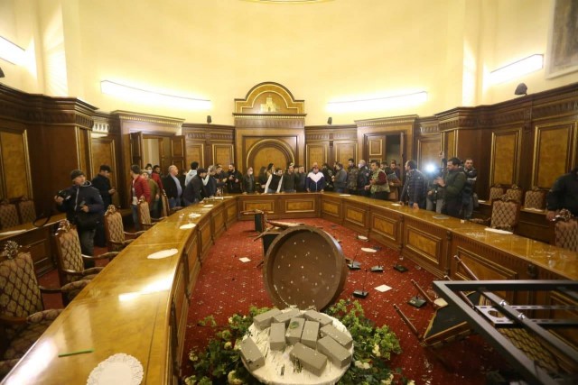 Погромы в здании парламента в Армении