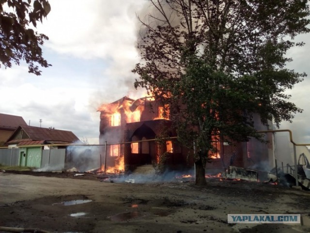 В Екатеринбурге будут судить подростка, который сжег дом в цыганском поселке