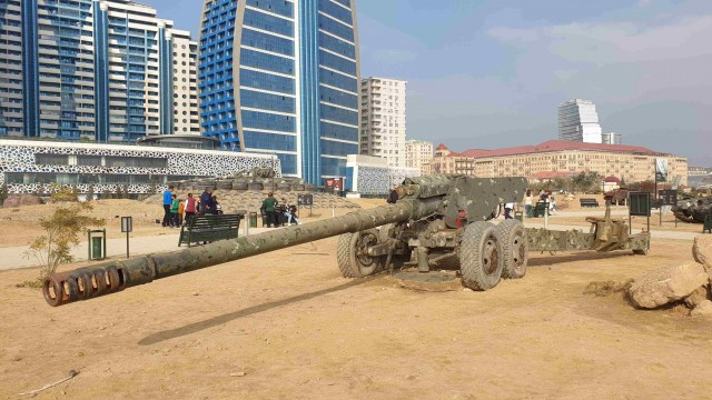 Выставка трофейной военной техники в Баку
