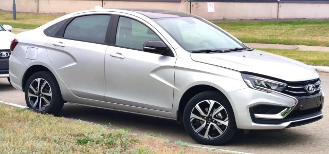 Весту при температуре свыше +20 гр. и непродолжительной езде начинает "дергать", а затем пропадает реакция на педаль "газа"