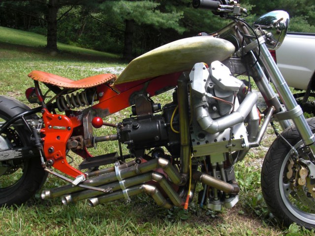 Мотоцикл с трехцилиндровым радиальным двигателем