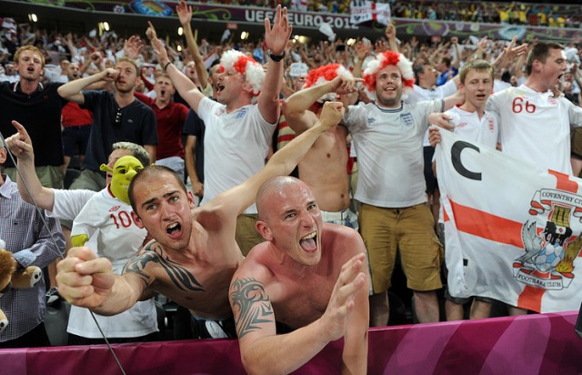 Английская пресса предупреждает фанатов, собирающихся отправиться на ЧМ по футболу, о высочайшем уровне насилия в России