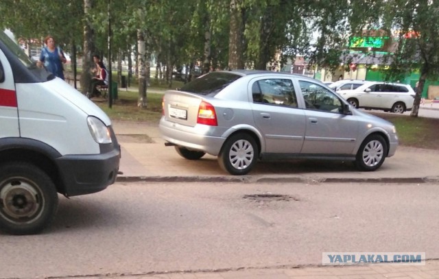 В Твери пешеходы избили мигрантов, которые на легковушке не уступили им дорогу