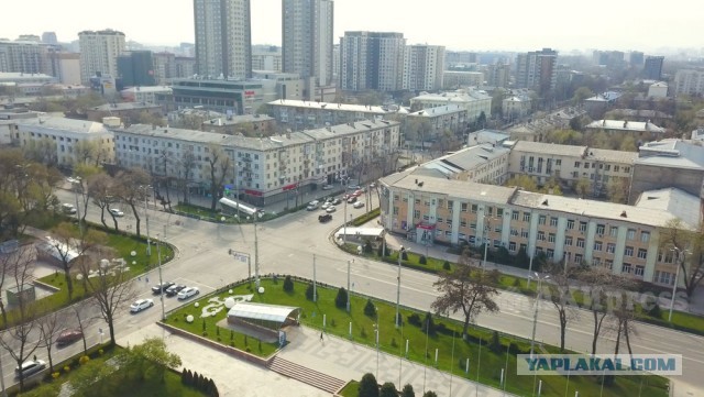 Давайте фото у кого какой вид из окна на оживленные улицы городов в настоящий момент