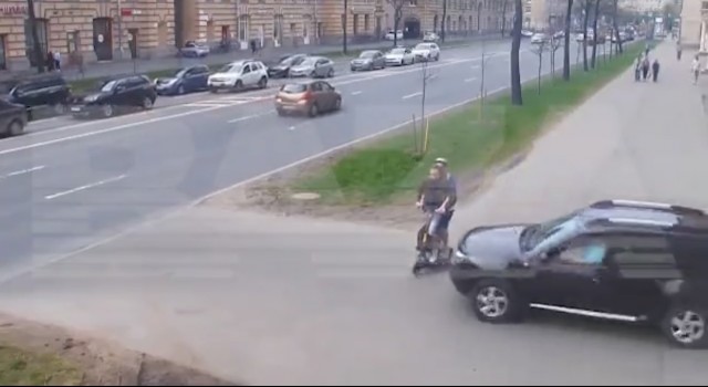 В Питере автомобилист сбил пару на самокате, а затем сдал назад и исполнил трюк с крутящимся рюкзаком