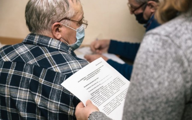 Пожилых граждан обяжут письменно сообщать, кто отговаривает их от вакцинации
