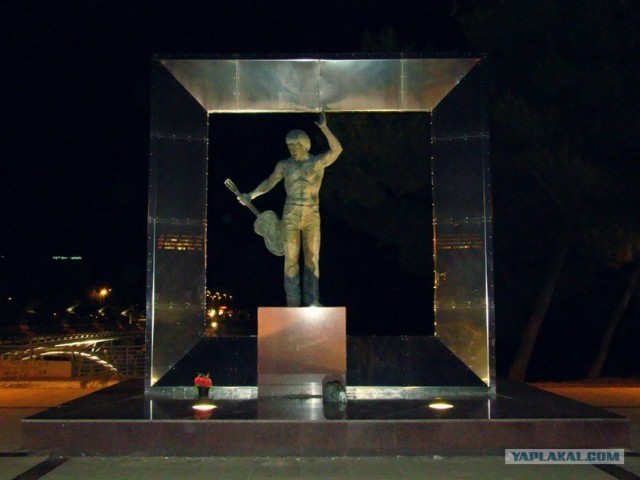 И целого мира мало!