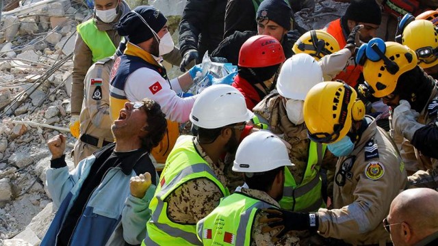 Спасатели в турецком городе Адыяман вытащили живой из-под завалов четырехлетнюю девочку Мирай. Она находилась под завалами 178 ч