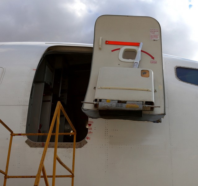 Дверь самолета Asiana Airlines открылась в воздухе незадолго до прибытия в аэропорт южнокорейского города Тэгу
