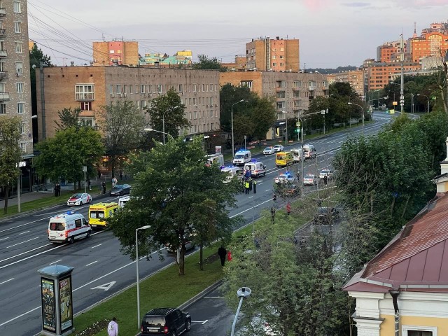 Жильцы повреждённого беспилотником дома в Москве пожаловались на отказ Жилищника вставлять выбитые окна