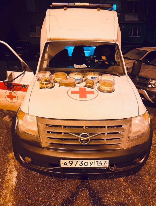 Фельдшер и медбрат вышли с вызова в Сертолово, а на капоте машины скорой помощи их ждал вот такой сюрприз.