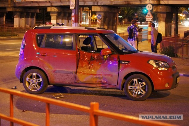 Скутер на большой скорости врезался в иномарку