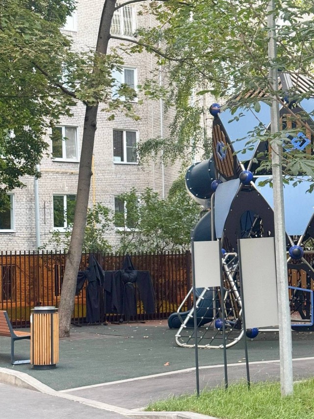 На детской площадке на Пресненском валу установили два пугала