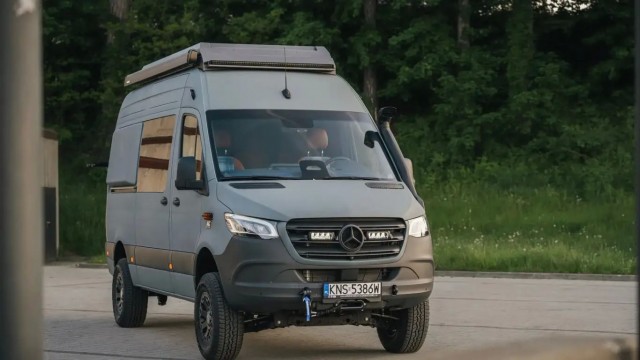 Люксовый кемпер Mercedes-Benz Sprinter с интерьером в духе Range Rover