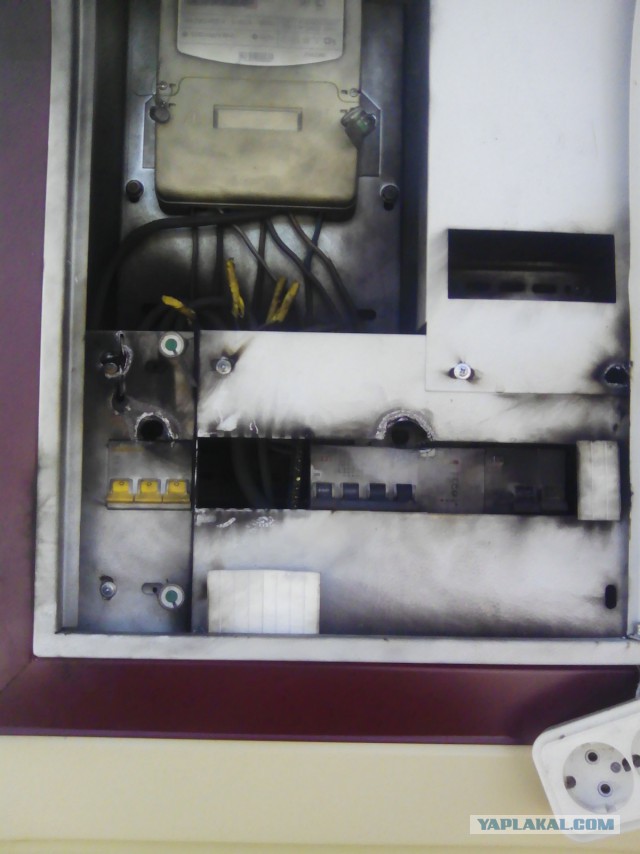 Провод вл-10кВ упал на крышу дома!