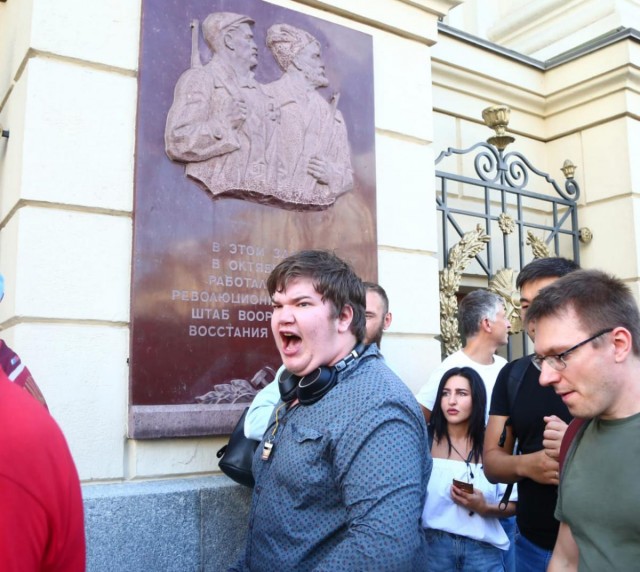 Допустим, эта девушка действительно за справедливость