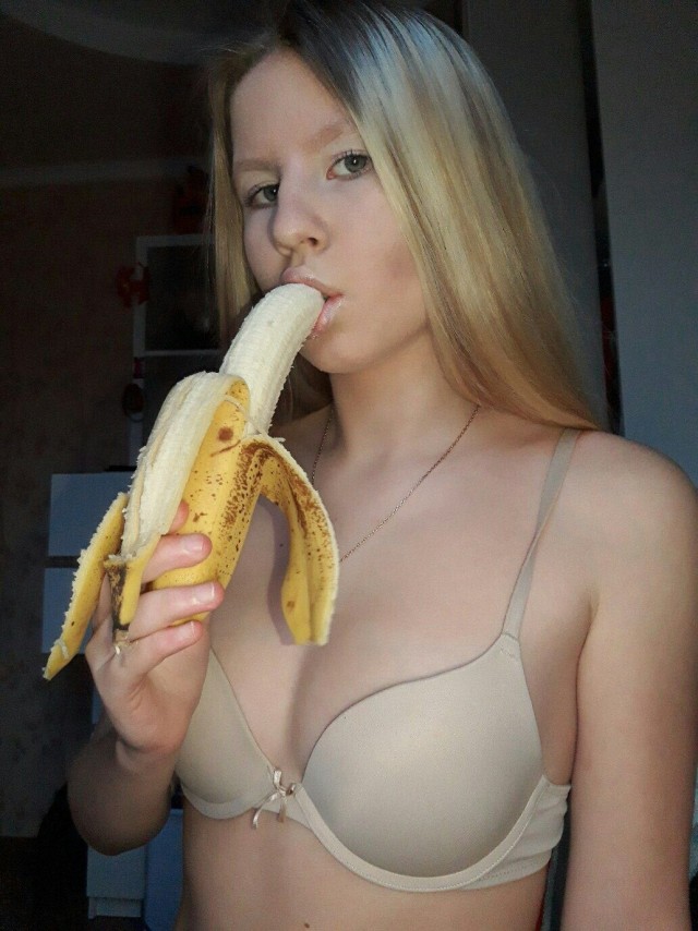 Девушки так любят фрукты, особенно бананы! Пост 16+