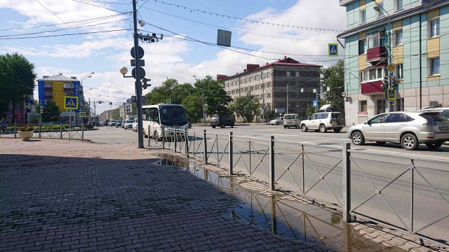 Снова  ПДД вопрос. Кто проедет  первым ?