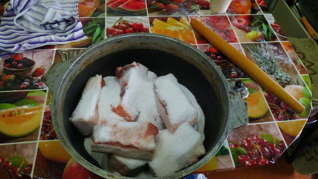 Холодает, пора нагуливать жирок. Солю сало