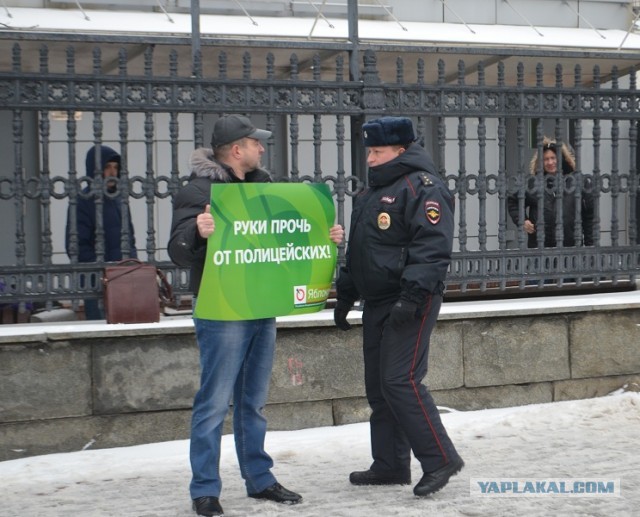 В Москве девушка вышла с плакатами в поддержку силовиков. Её задержали.