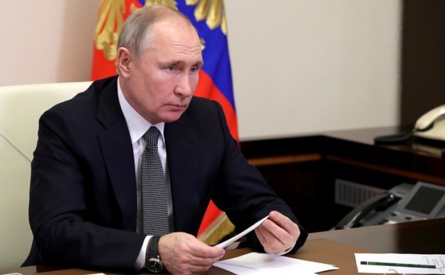 Путин обратил внимание на серьезный разрыв между зарплатами работников и руководителей: «У одних густо, у других пусто»