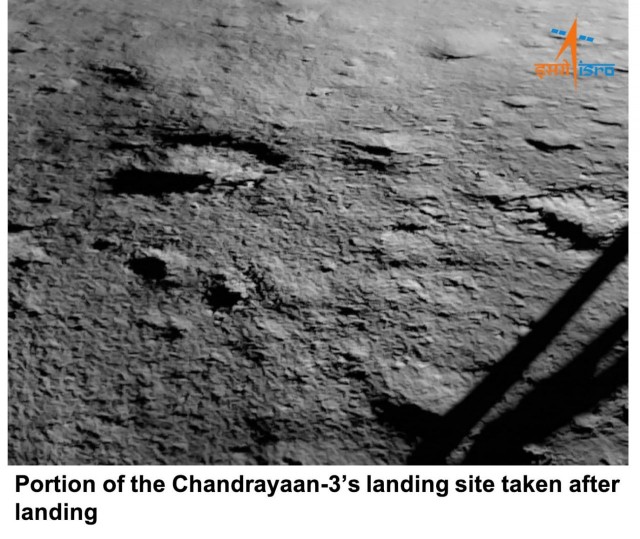 ⚡️Первое фото поверхности Луны с индийского модуля «Викрам» после приземления показало Индийское космическое агентство
