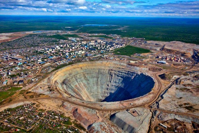 Загадка огромных кратеров в сибирской вечной мерзлоте