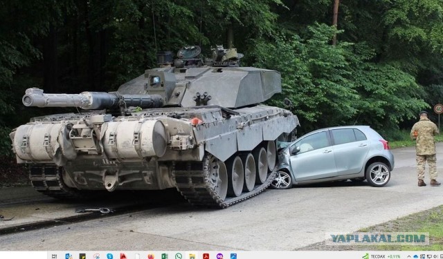 Танк наехал на «Ниву» в Белгородской области