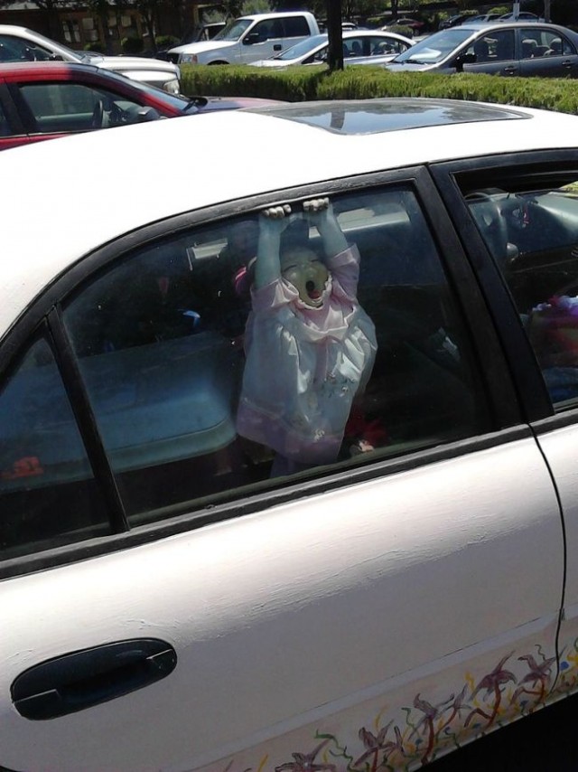 Жестковатая шутка в окне авто на парковке