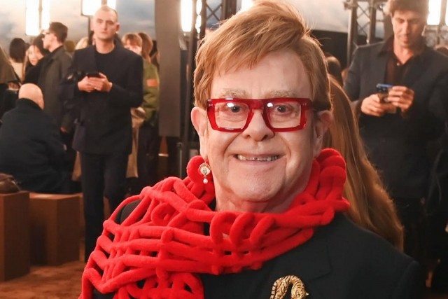 Элтон Джон рассказал, что сделал ожерелье и брошь из собственных коленных чашечек