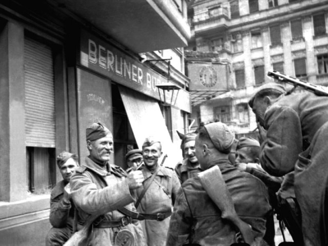 Фотографии второй мировой, многие цветные (фото)