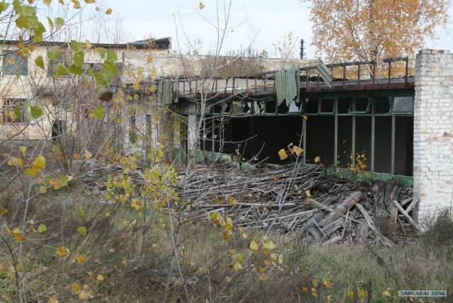 Заброшенная танковая база.