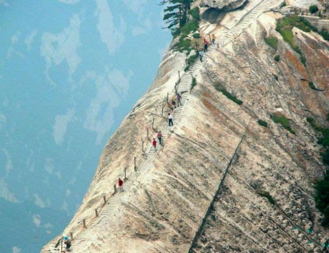 Эта тропинка в Китае-самый опасный маршрут в мире