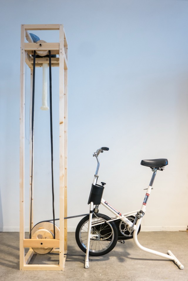 Как парень сделал вязальную машину, чтобы развлечь пассажиров в ожидании поезда