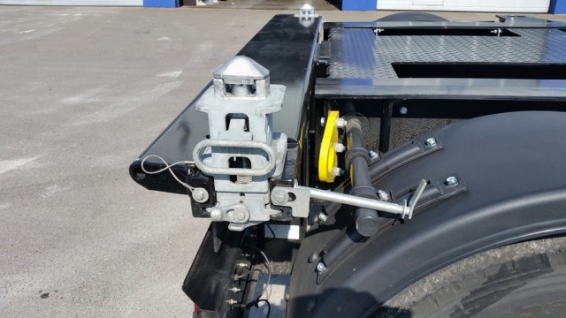 В Новороссийске многотонный контейнер раздавил иномарку - погибла девушка