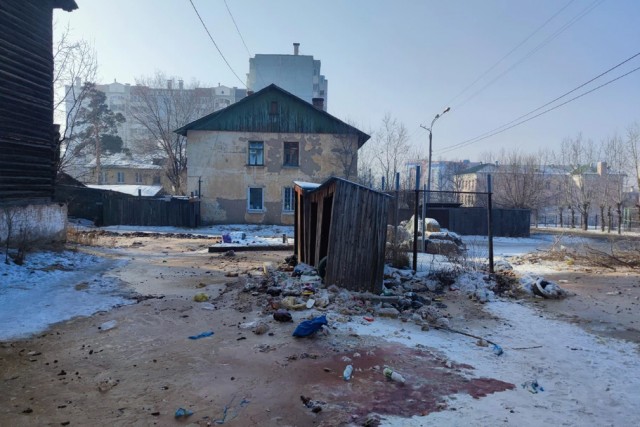 Уличные сортиры и бараки показали в Чите российскому замминистра