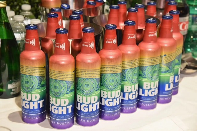 Компания Anheuser-Busch потеряла 27 млрд долларов из-за рекламы с трансгендером