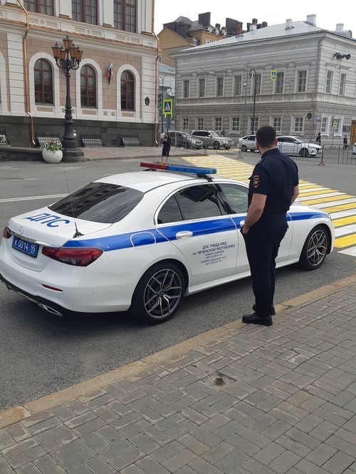Чеченские мэры приехали в российский город на Aurus со своими гаишниками на Mercedes