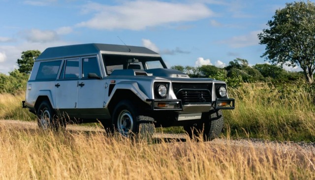 На торги выставили уникальный внедорожник Lamborghini LM002, созданный для султана Брунея