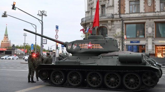 В Москве впервые закрываются все без исключения кафе и магазины по пути следования техники