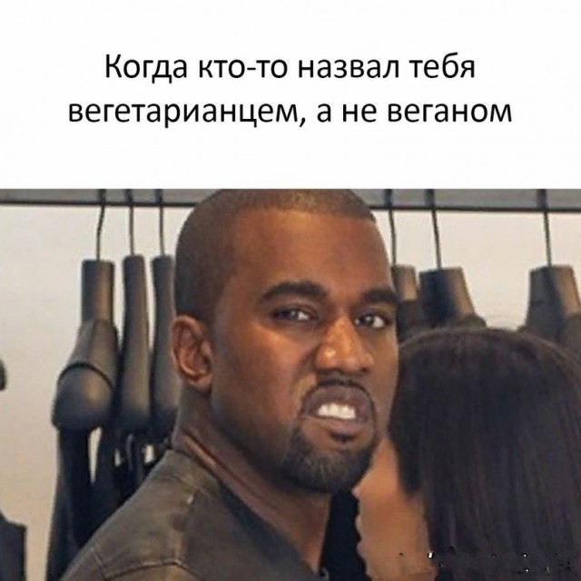 Люди, прогуливающие кладбище