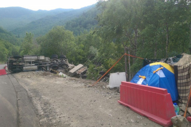 Живущего в палатке возле трассы под Иркутском дальнобойщика спасли пользователи соцсетей